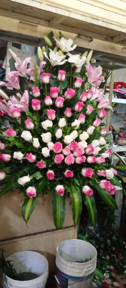 Arreglo piramidal rosa 